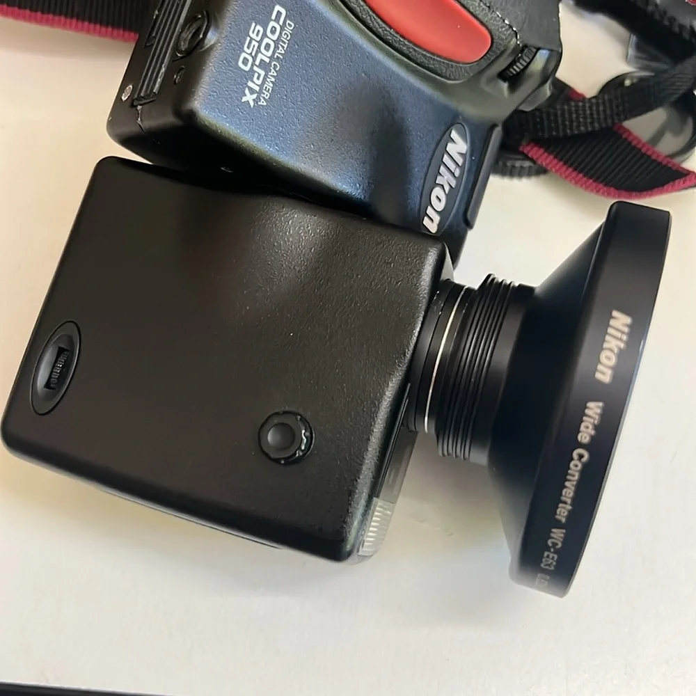 Nikon Coolpix 950 2MP Digital Camera - 3x Optical Zoom with 2 optical lenses